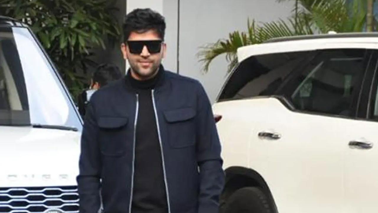 Guru Randhawa flies down to Delhi from Kota for a fun meet-and-greet opportunity with his fans