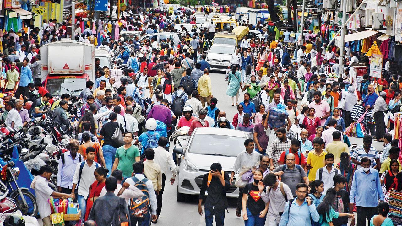 Mumbai: With one eye on BMC, BJP pushes hawkers’ policy