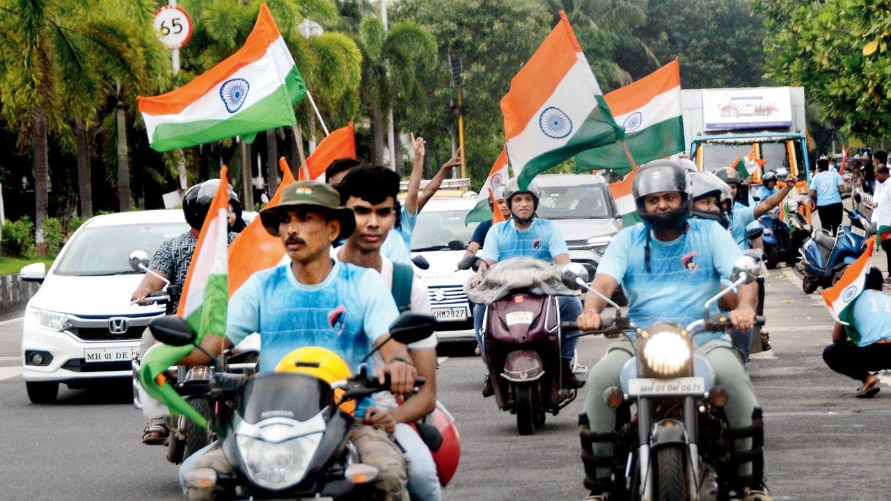 Bikers celebrate I-Day at Marine Drive. Pic/Sayyed Sameer Abedi