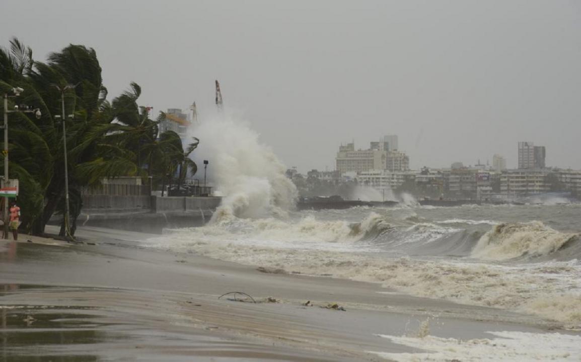 High tide hits Girgaon chowpatty in Mumbai. Pic/ATUL KAMBLE