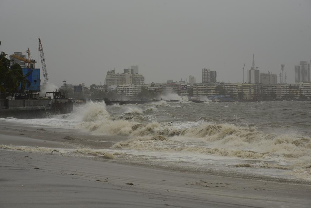 According to Brihanmumbai Municipal Corporation (BMC), there will be a high tide of 4.59 metres in the Arabian Sea at 11.33 am and of 4.12 metres at 11.33 pm. Pic/Atul Kamble