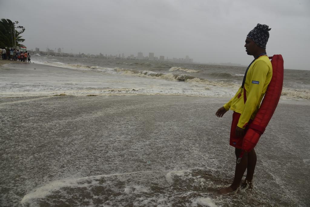 According to Brihanmumbai Municipal Corporation (BMC), there will be a high tide of 4.59 metres in the Arabian Sea at 11.33 am and of 4.12 metres at 11.33 pm. Pic/Atul Kamble