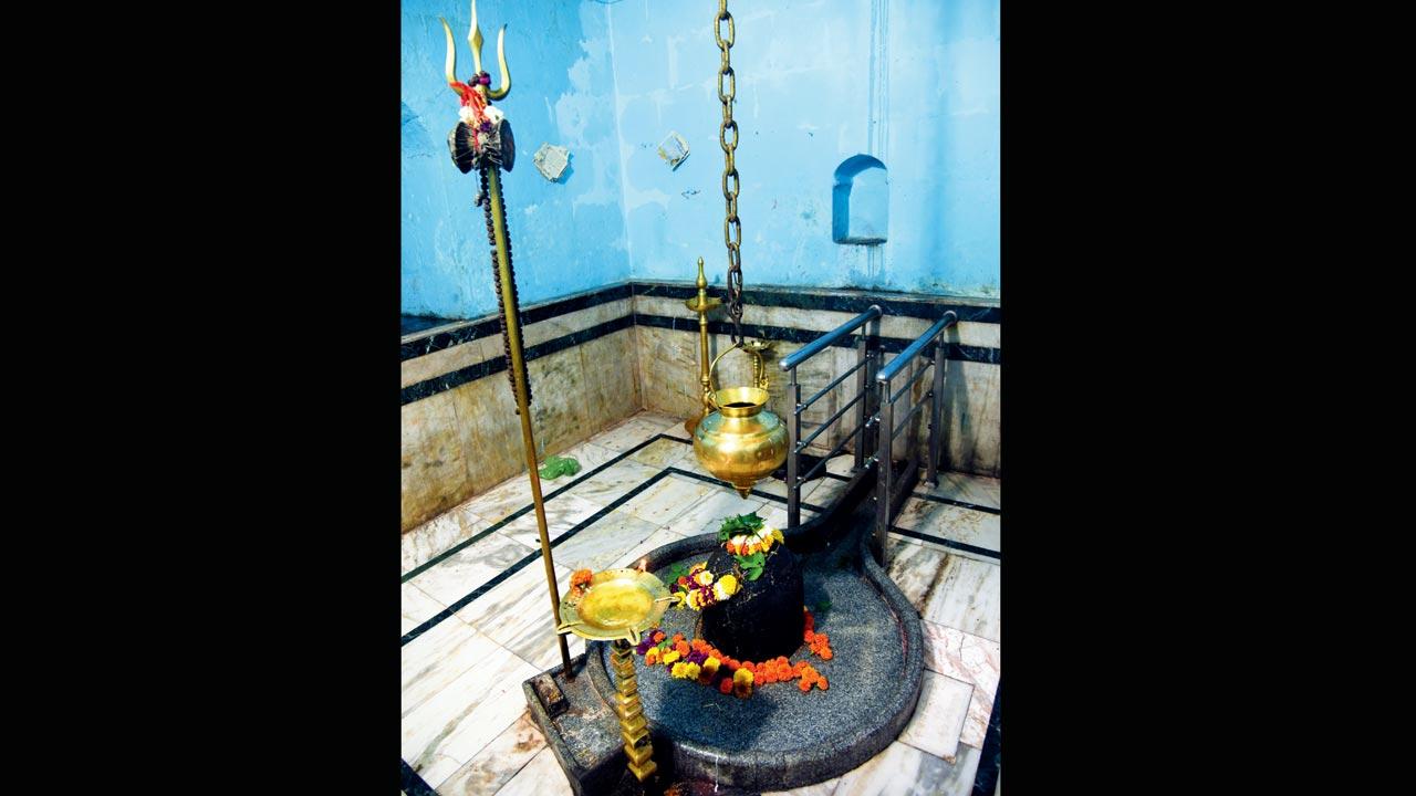 Locals attribute the emergence of a Shiva linga along with an idol of Lord Ganesh from below the earth in Pen, over a century ago, for the region’s tryst with idol making. Patneshwar Mandir was built at the site 
