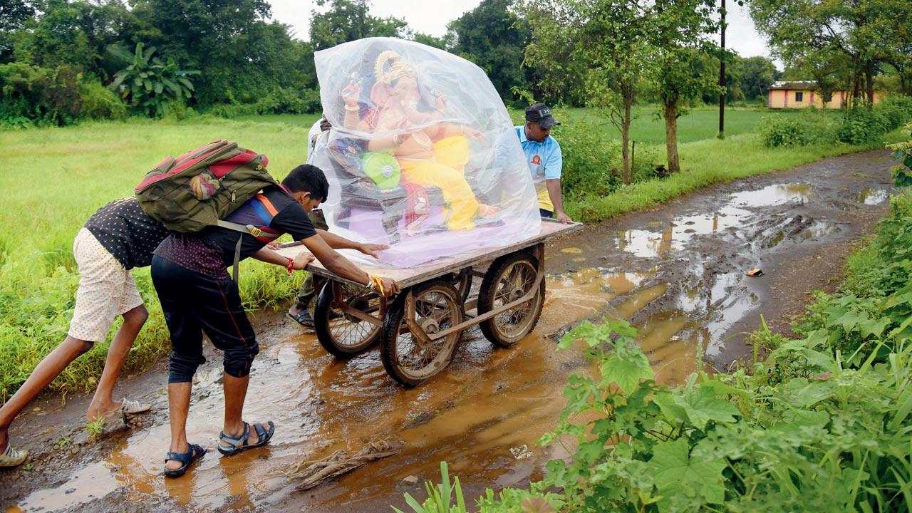 Customers push a cart with an idol from the workshop over a kaccha road in Hamrapur. The village, despite the financial stability of most idol makers, misses basic infrastructure. Artisan Sachin Bhagat’s hole-in-the-wall Chinese eatery was the only ‘restaurant’ we spotted on our day-long trip