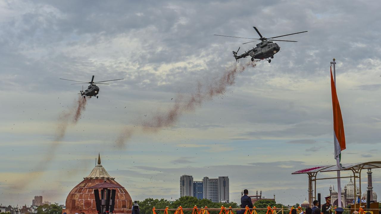 Helicopters showered flower petals during the 76th Independence Day function at the Red Fort. Meanwhile, people are enthusiastically taking part in the 'Har Ghar Tiranga' campaign under the aegis of Azadi Ka Amrit Mahotsav. The campaign commenced on Saturday and will run till today. Pic/ PTI