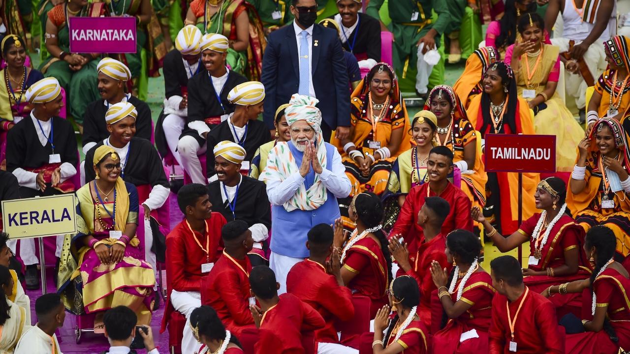 Prime Minister Modi interacts with schoolchildren after addressing the nation from the ramparts of the Red Fort on the occasion of the Independence Day. Pic/ PTI