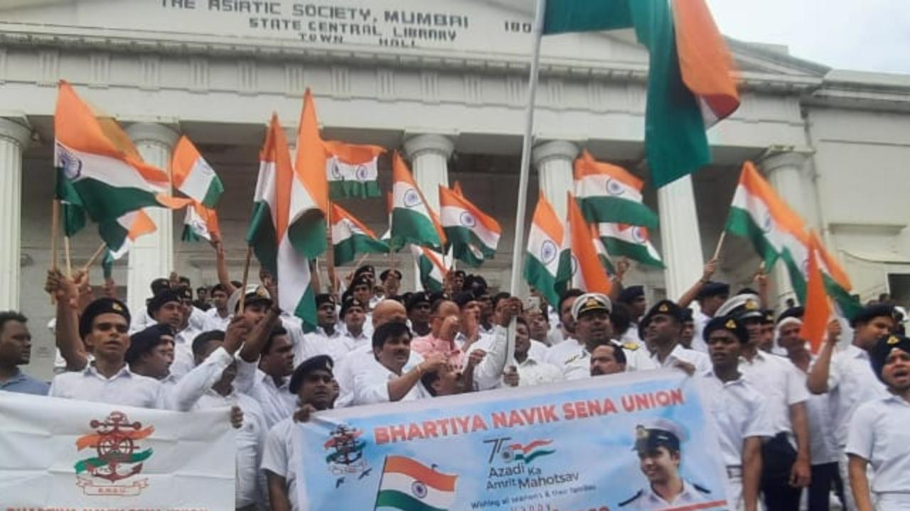 The members of Bhartiya Navik Sena Union reached the Asiatic library on Friday with the national flag ahead of Independence day. Pic/ Pradeep Dhivar