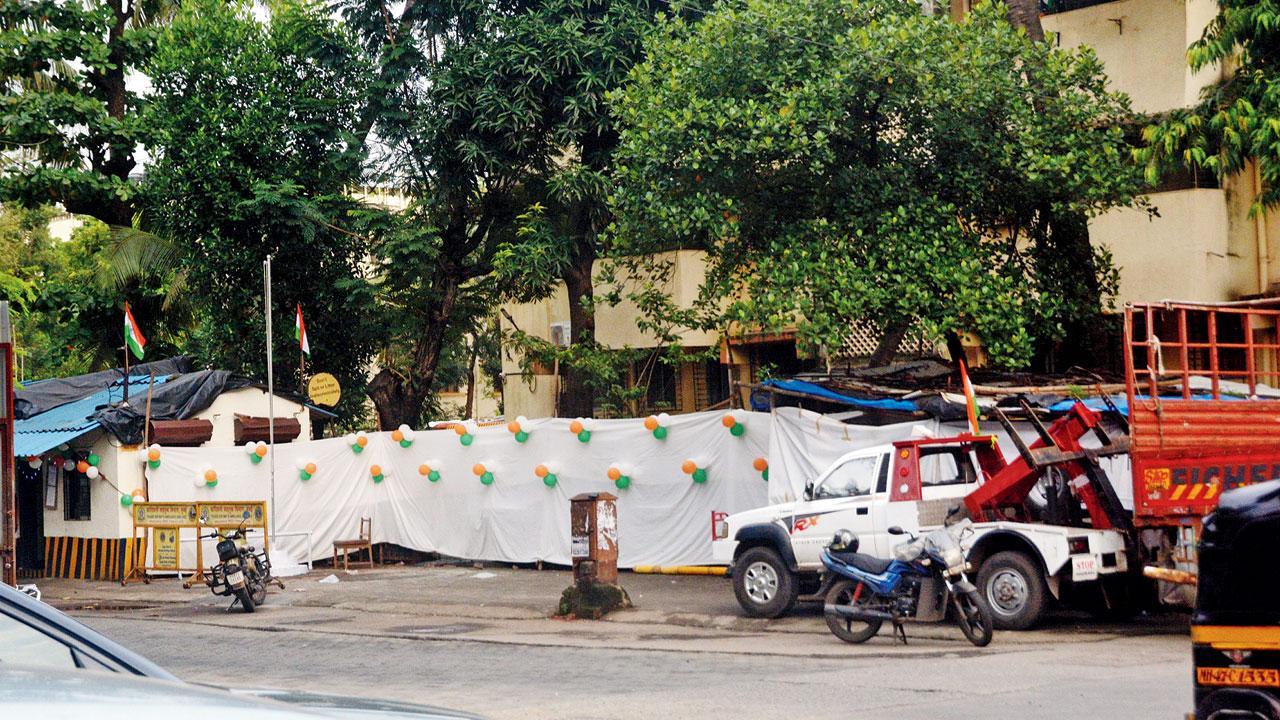 Mumbai: Traffic cops raze flagbase outside Kandivli fire office