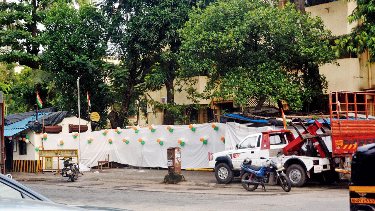 A white cloth covers a gate of the Kandivli Fire Bridge, at K Nehru road, on Sunday. Pics/Satej Shinde