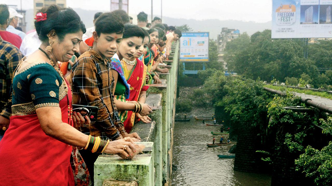 Members of the Koli community offer coconuts at the Kalwa creek bridge to celebrate Narali Poornima. Pic/Satej Shinde