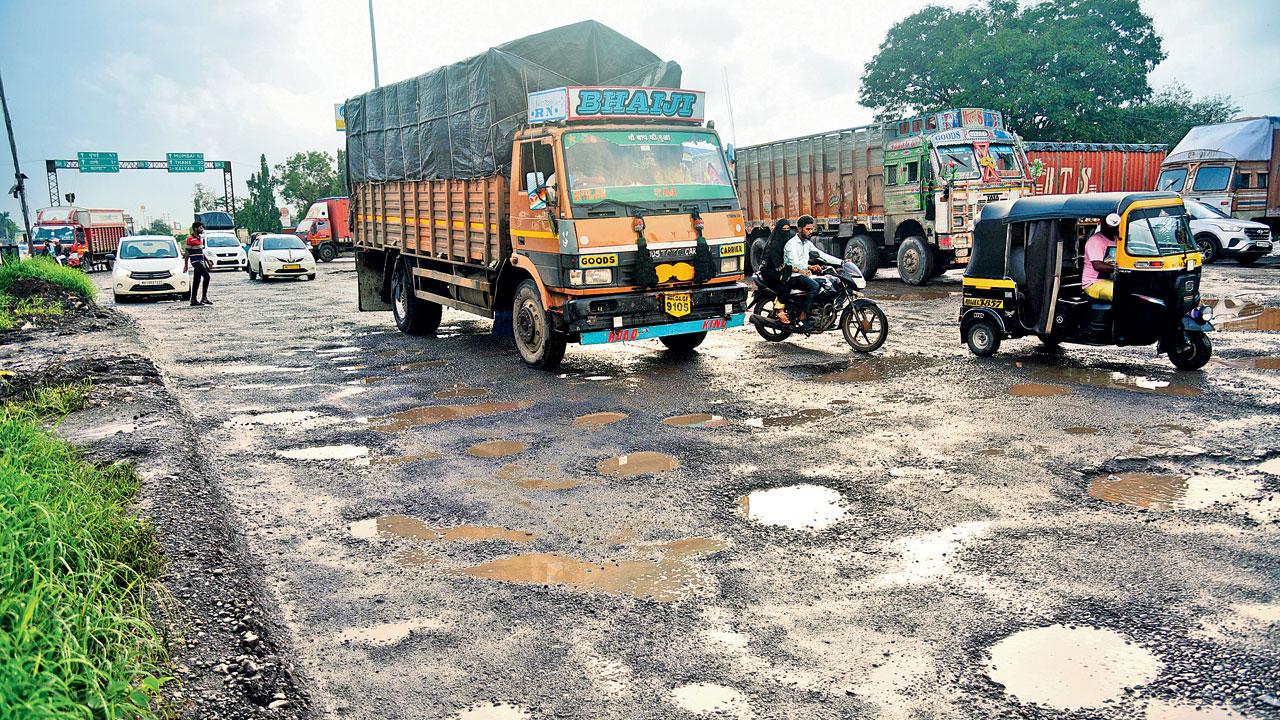 mid-day came across this crater-filled stretch just before Bhagat Tara Singh restaurant on the Mumbai-Nashik highway. Pic/Pradeep Dhivar