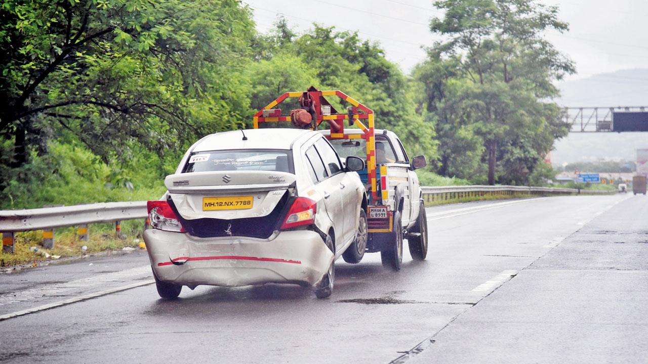 A vehicle being towed away on the Mumbai-Pune Expressway after an accident, on August 16. Pic/Sameer Markande