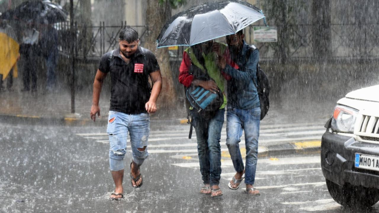 Mumbai News LIVE: Heavy rains cause waterlogging at Hindmata junction