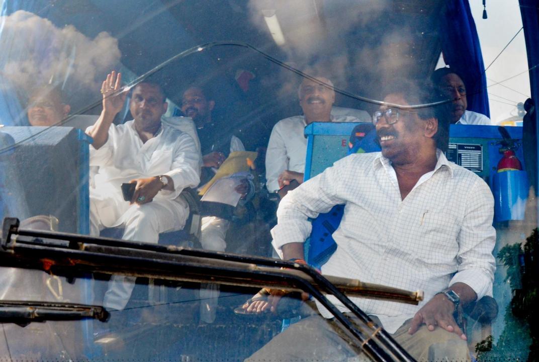 Jharkhand's ruling UPA MLAs flown to Raipur, more likely to follow
