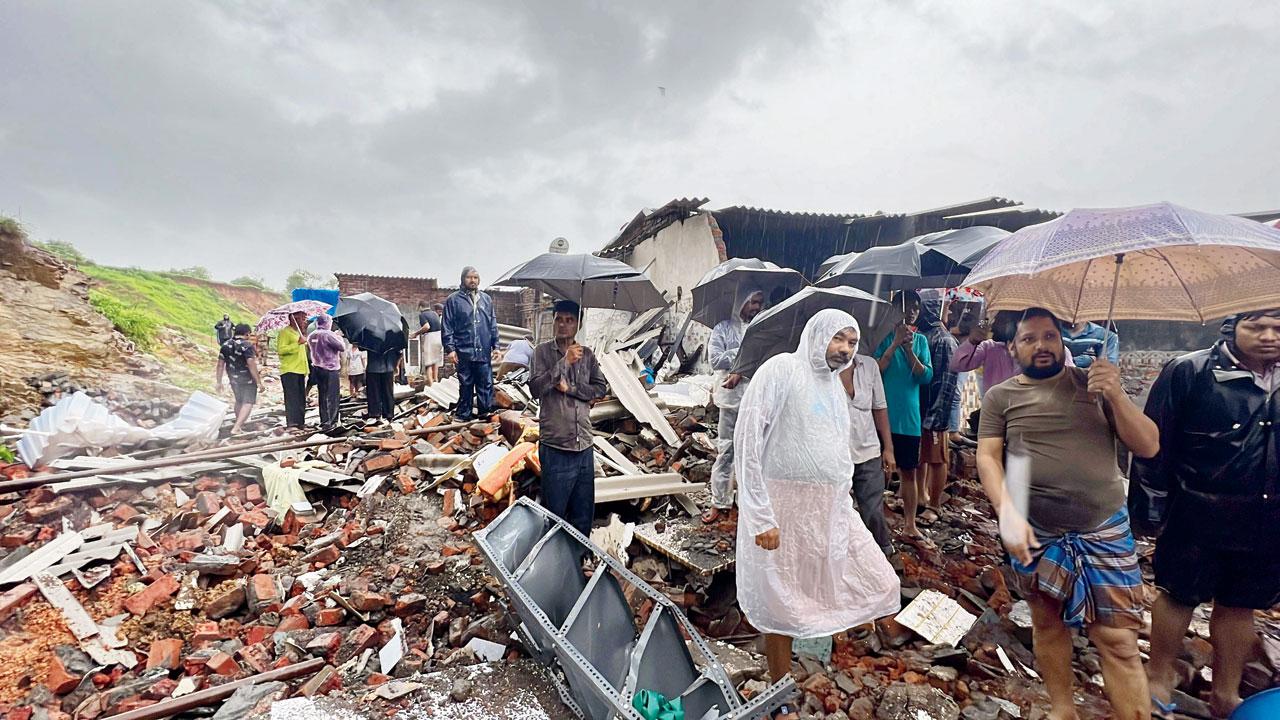 Two people died in the landslide at Vasai on July 13. Pics/Hanif Patel