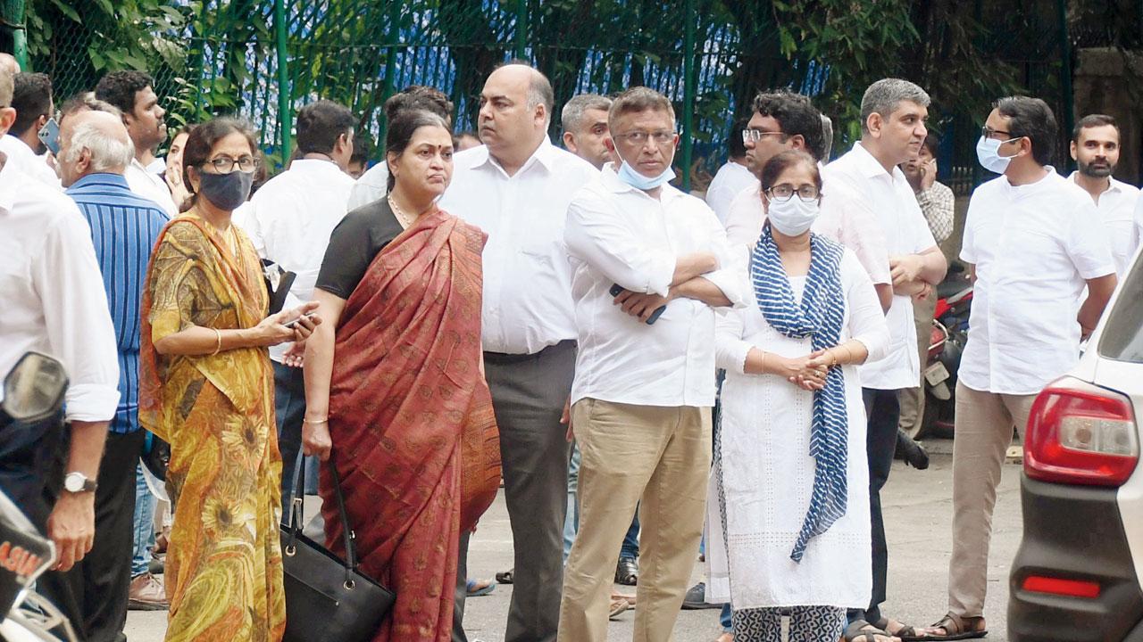 Family and friends outside Rakesh Jhunjhunwala’s residence on Sunday. Pics/Ashish Raje