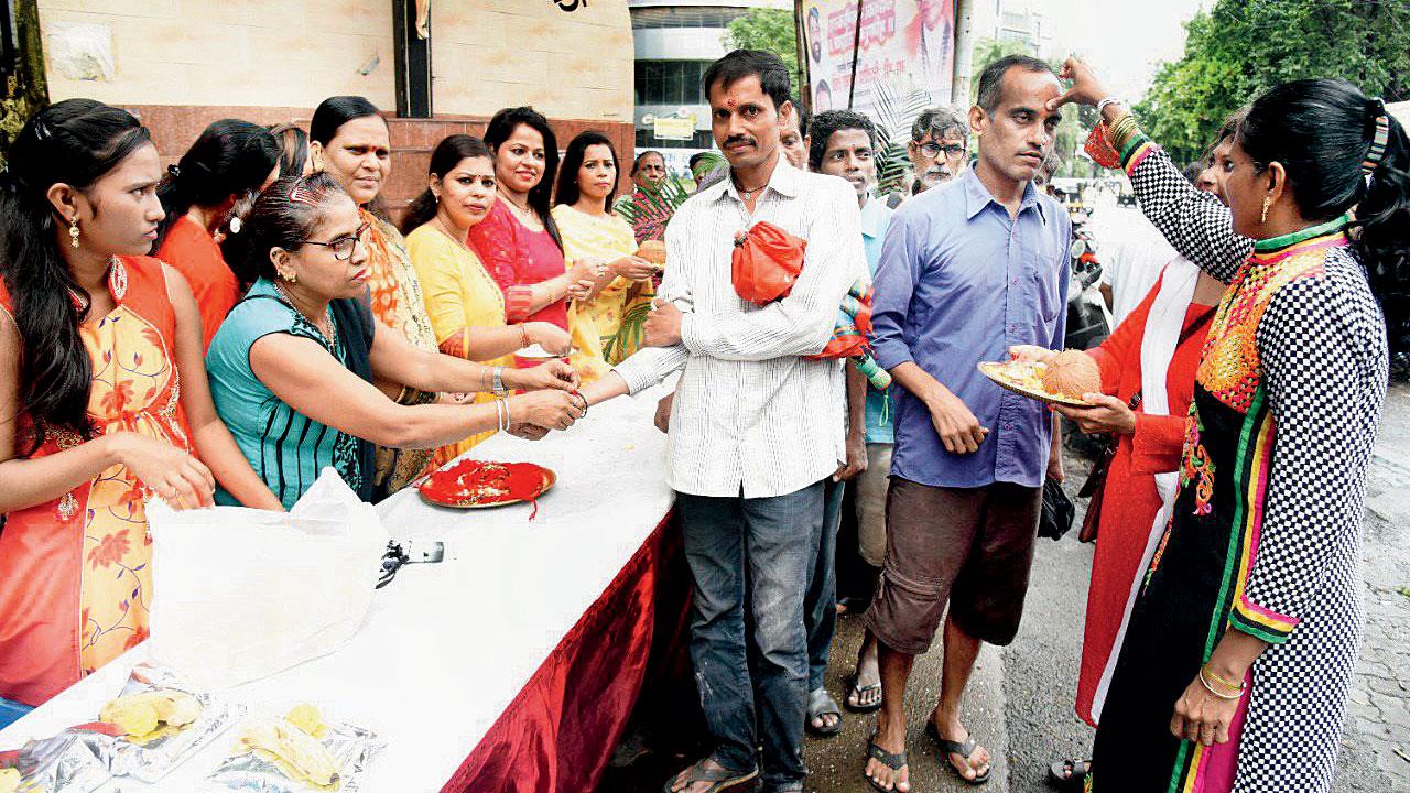 The Let’s Feed Mumbai Rakshabandhan campaign. Pic/Sameer Markande