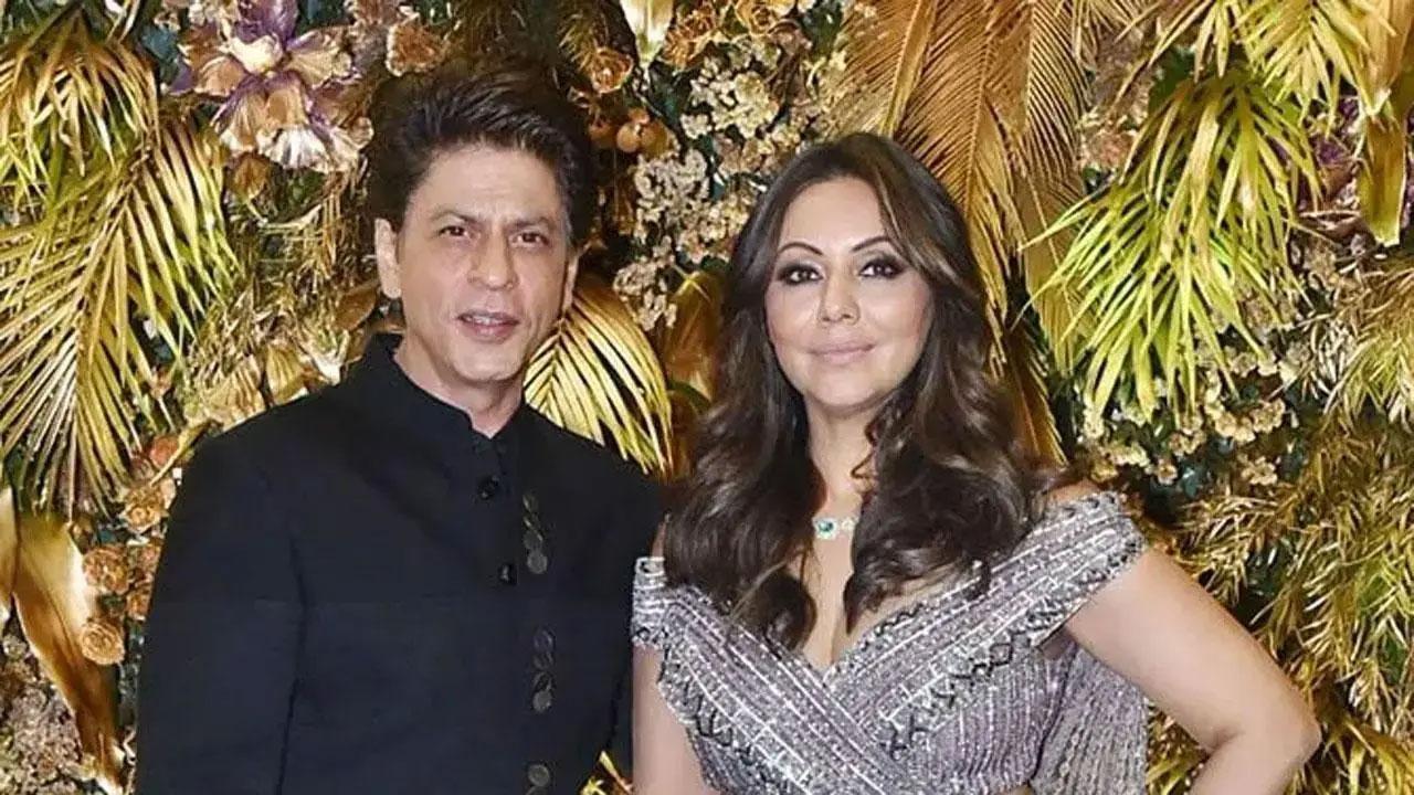 Shah Rukh Khan, Gauri pose with friends in Delhi
