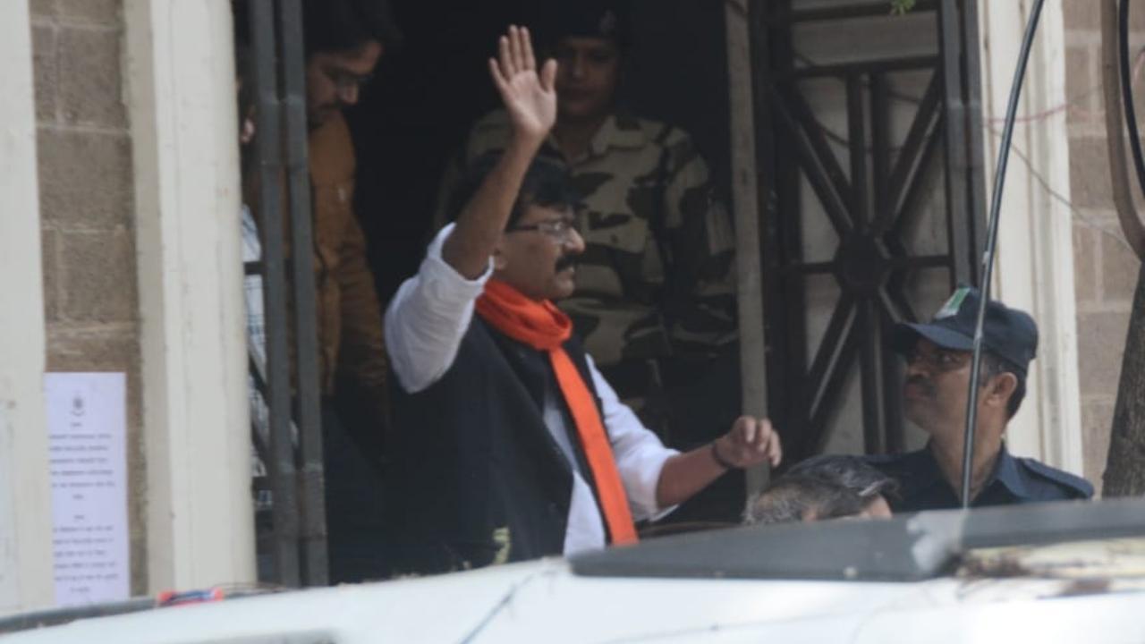 Mumbai: Cops probing case against Shiv Sena MP Sanjay Raut seek original audio from complainant