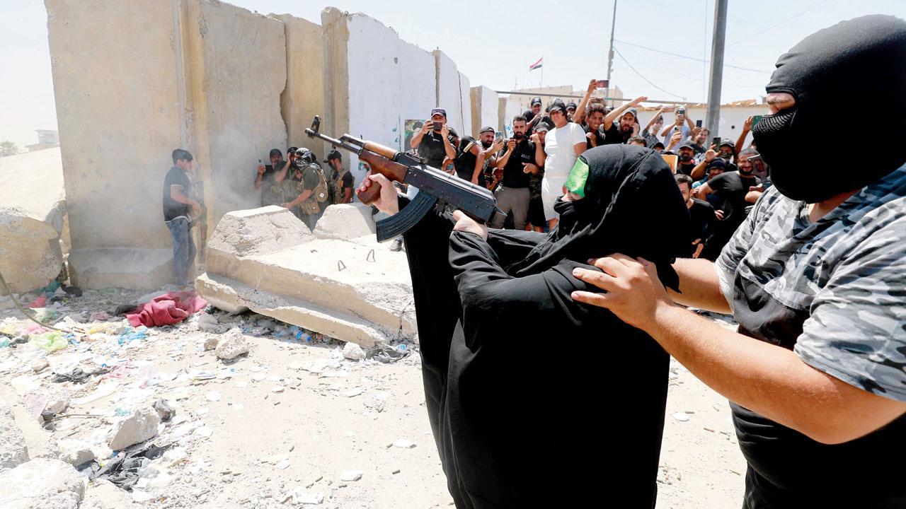 Iraq protests: After clashes Moqtada al-Sadr tells supporters to withdraw