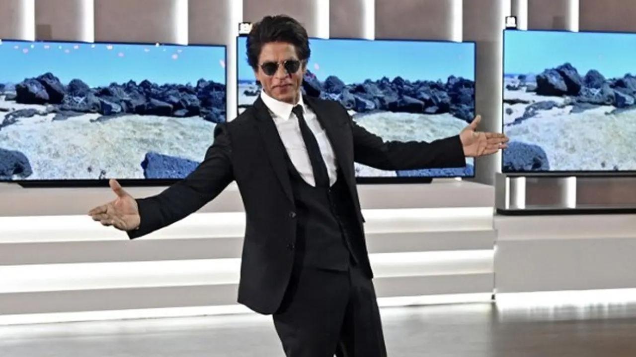 Prabhuji/ Thums up and 'Darlings': What Shah Rukh Khan's day off looks like
