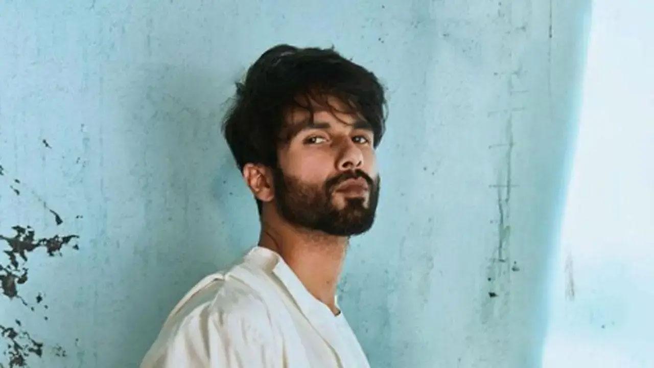 Shahid Kapoor's 'mujhse shaadi karogi' caption for wife Mira Rajput makes fans say 'aww'