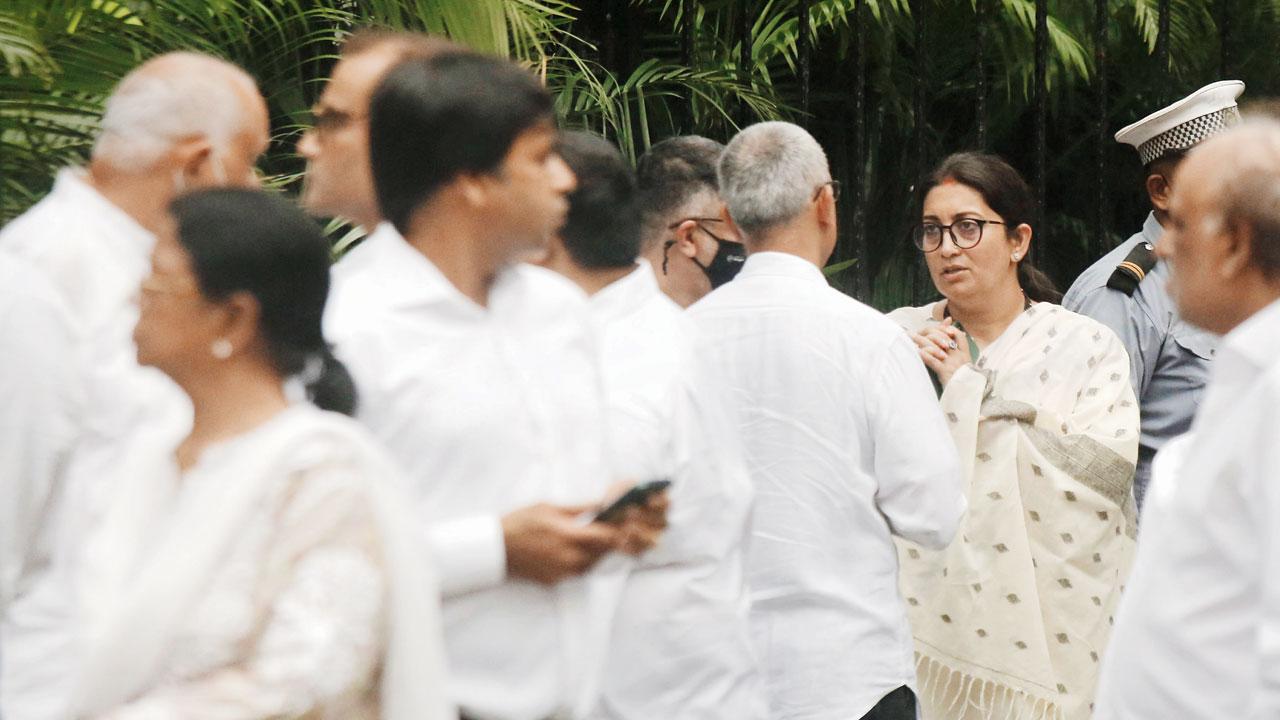 Union minister Smriti Irani along with others outside Rakesh Jhunjhunwala’s residence on Sunday. Pic/Ashish Raje