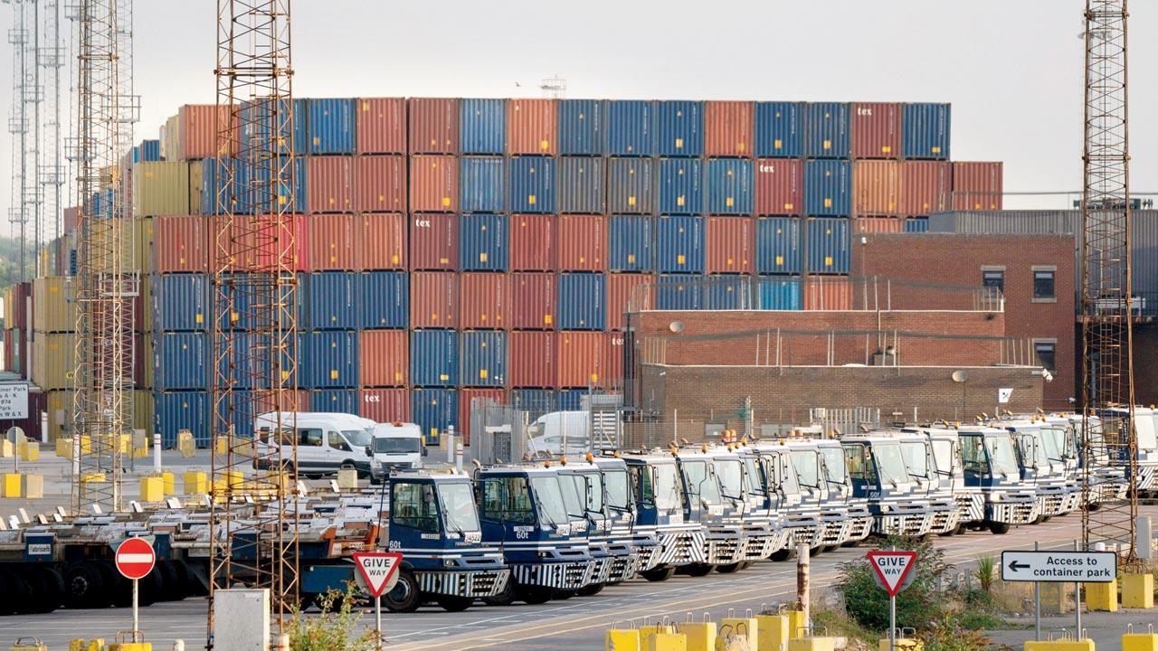 Strike at biggest UK’s shipping port