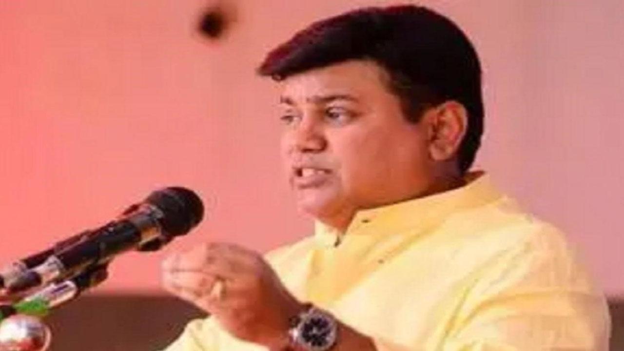 Maharashtra: Eknath Shinde loyalist, ex-minister Samant's car 'attacked' in Pune