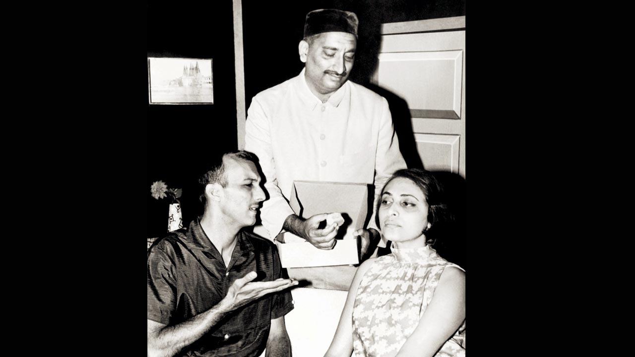 Bomi and Dolly Dotiwala with Pervez Mehta (centre) in Sagan Ke Vagan, the prequel to Asha Nirasha