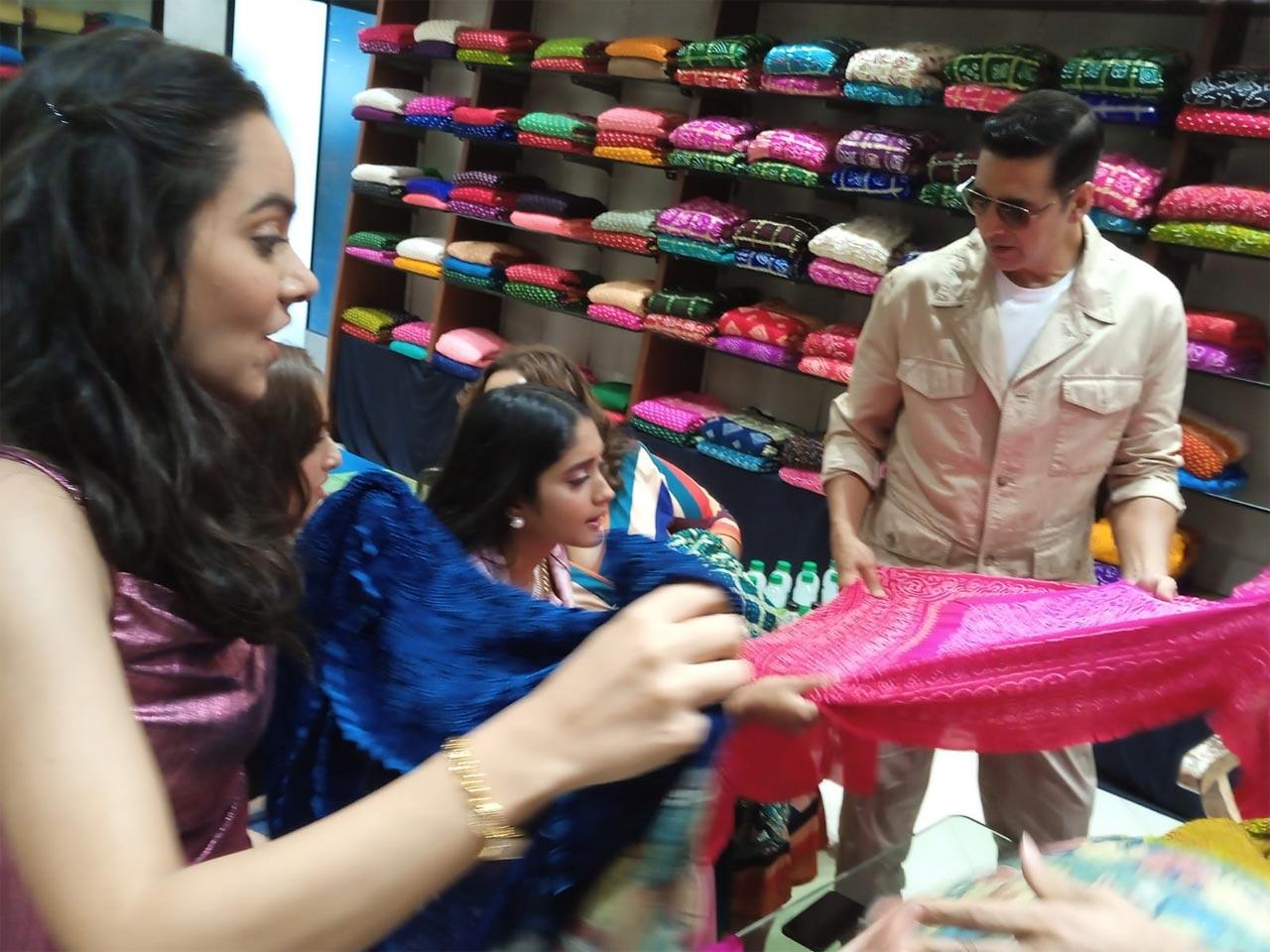 Continuing his sweet gesture of gifting something special to his on-screen sisters from each city he visits during movie promotions, this time as the team is in Ahmedabad, Akshay took the sisters for Bandhani shopping, much to their surprise and gifted them Ahmedabad's traditional Bandhani