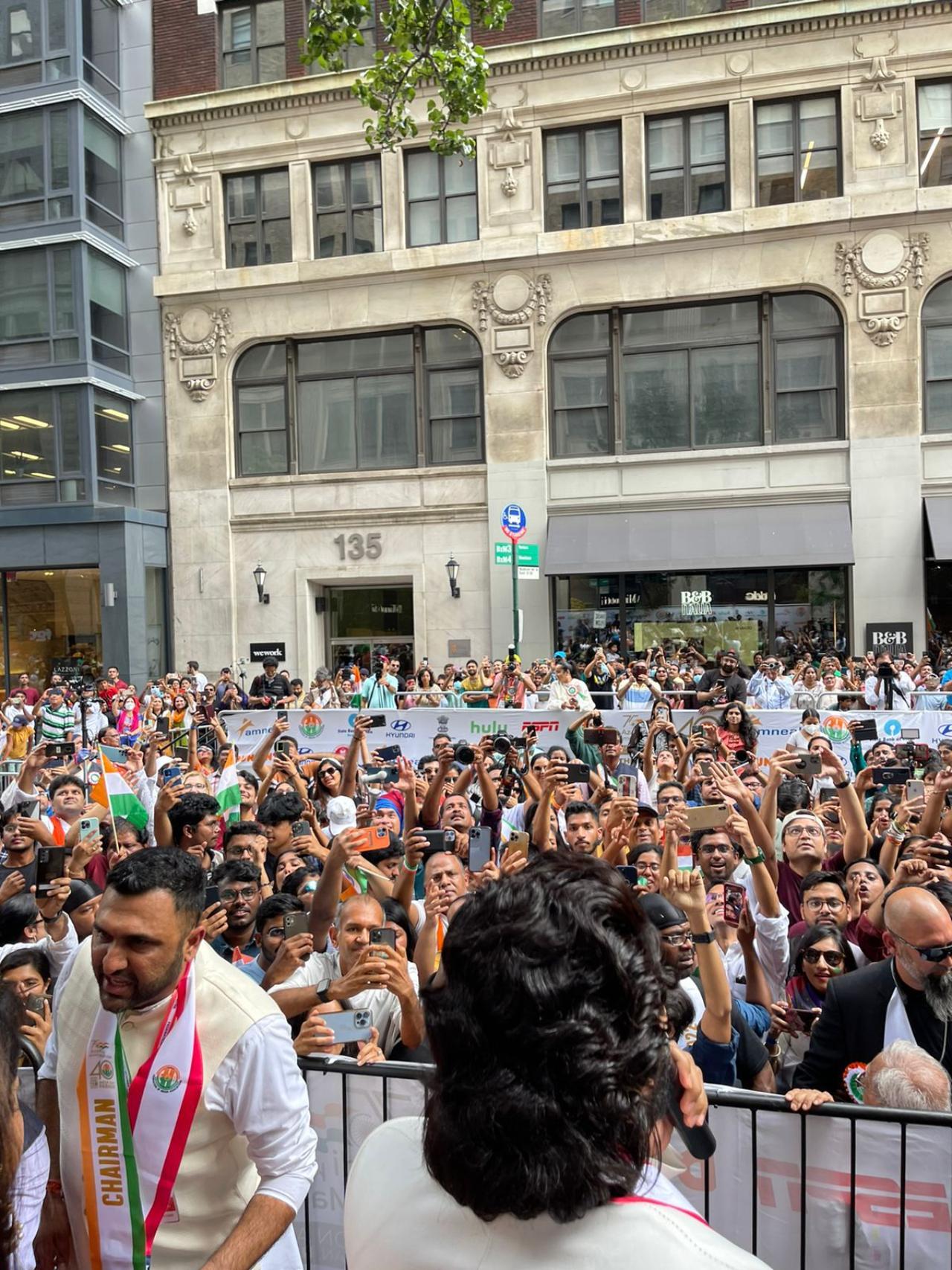 While Allu Arjun has recently brought a proud moment for the country when he represented India as Grand Marshall in the annual Indian day parade in NEW YORK his fans went crazy after seeing his pictures. The actor trended all over social media. A huge crowd of around 5 Lakh fans gathered at the parade, while the actor was also seen saying 