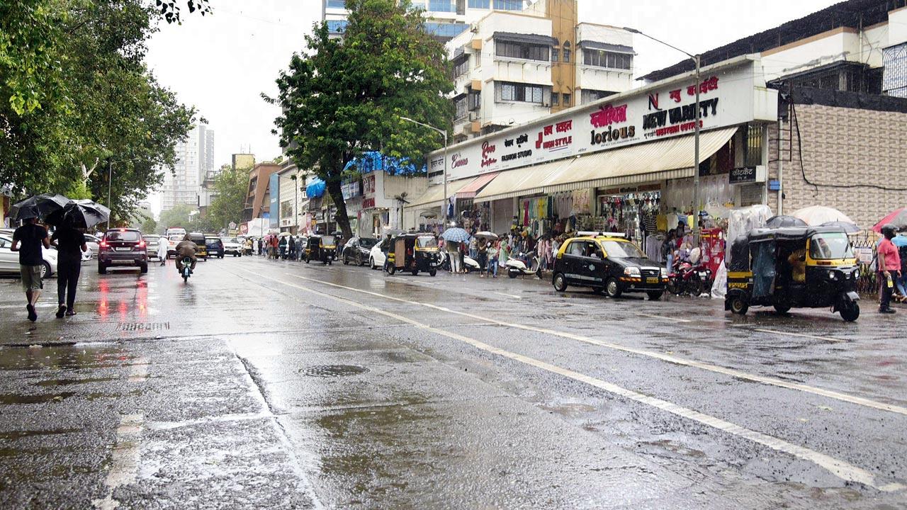 Hill Road was free of hawkers on August 7. Pic/Atul Kamble