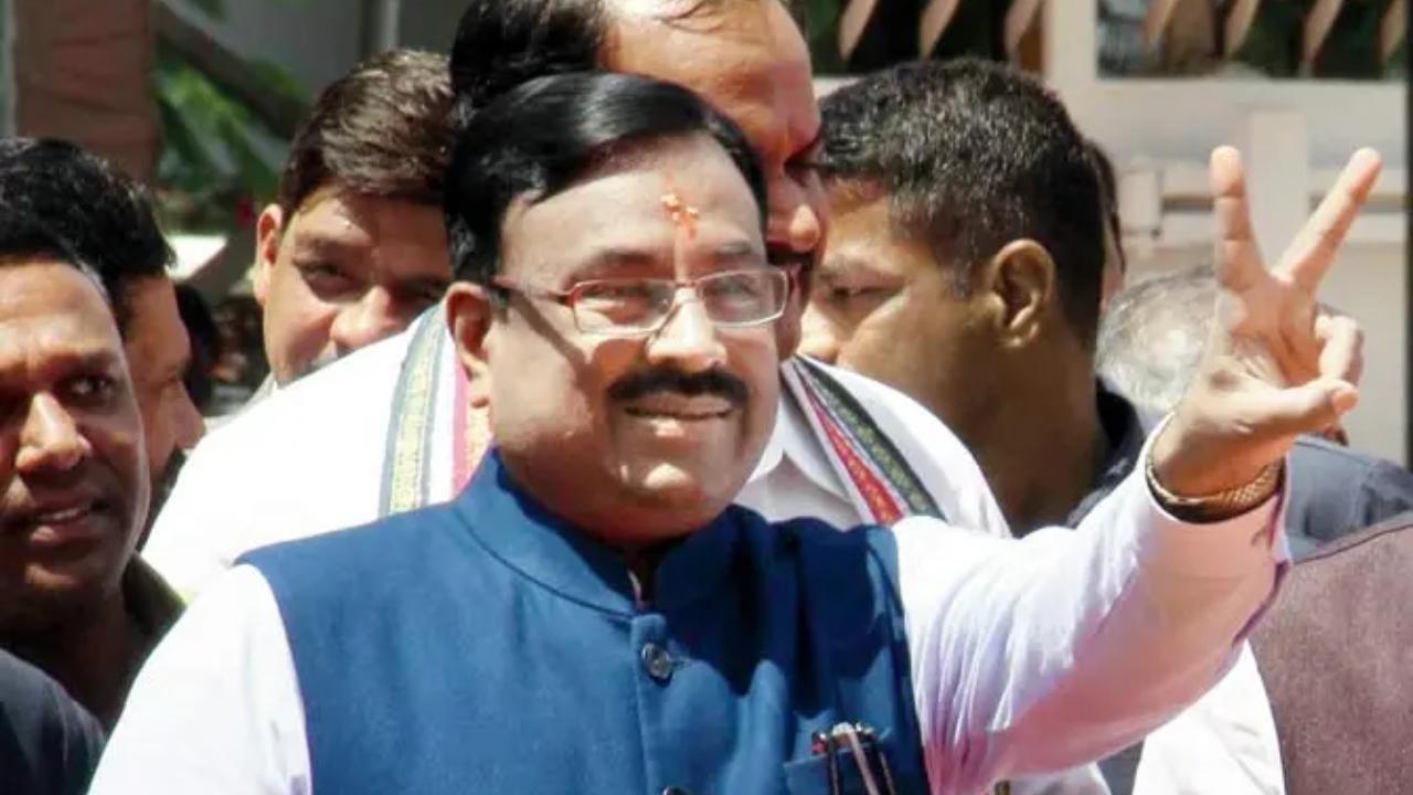 Maharashtra: Govt officials to say 'Vande Mataram' while attending phone calls in offices, says Mungantiwar