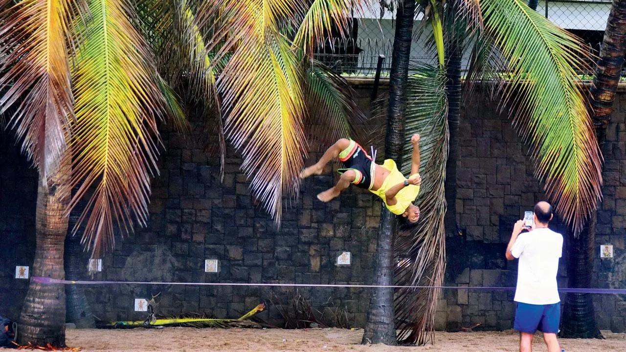 Next champion high jumper in the making: Whether Commonwealth Games bronze medallist Tejaswin Shankar inspired him or not, we can’t tell but this man knows how to keep his feet off the ground with a somersault on Juhu Beach. Pic/ Shadab Khan