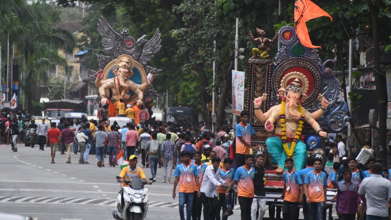 Ganpati idols lined up at Lalbaug street as they are being transported to their respective pandals. Pic/Ashish Raje 