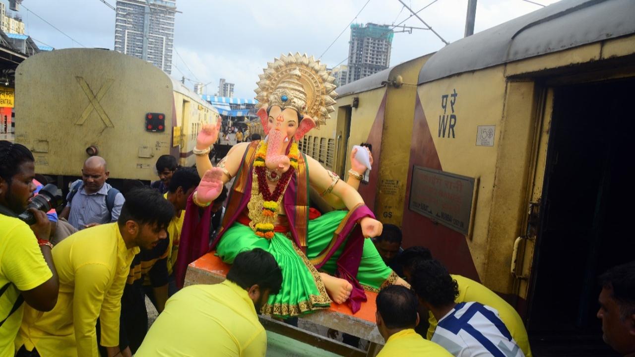 Ganesh idol was transported from Mumbai to Surat ahead of the Ganesh Chaturthi festival. Pic/Shadab Khan