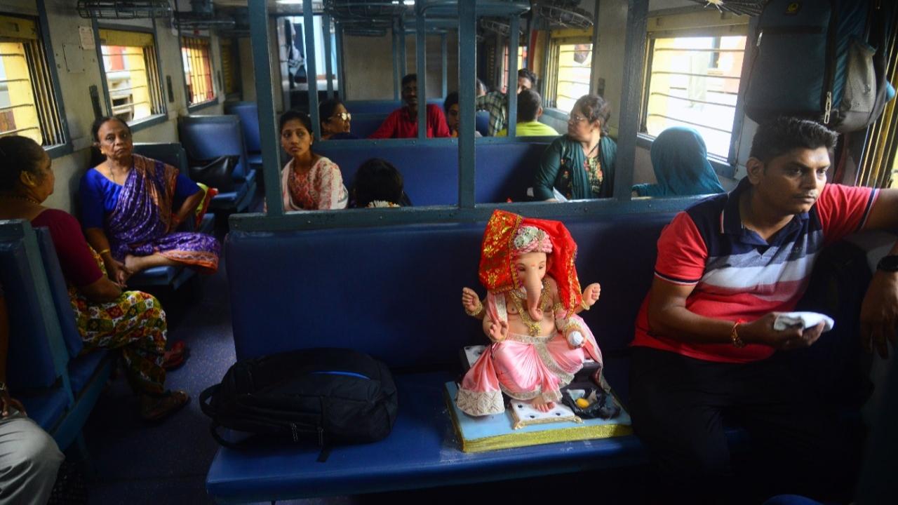 Devotees from Surat carry the Ganesh idol in a long-distance train traveling from Mumbai to Surat at Mumbai Central Railway Station. Pic/Shadab Khan