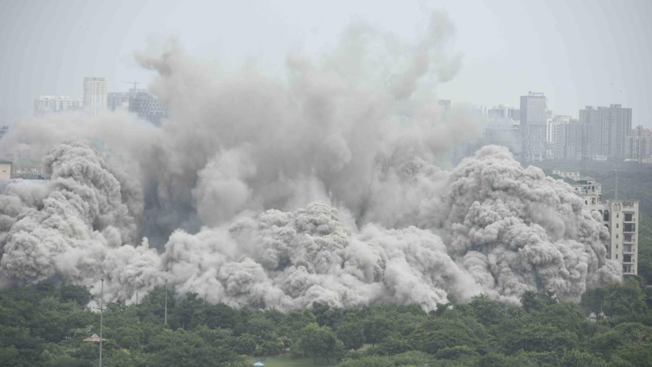 As the nearly 100-metre-tall Supertech twin towers were razed to the ground on Sunday, doctors said people living nearby, especially those suffering from respiratory diseases, should take extra care and avoid the area for a few days if possible. Pic/Pallav Paliwal