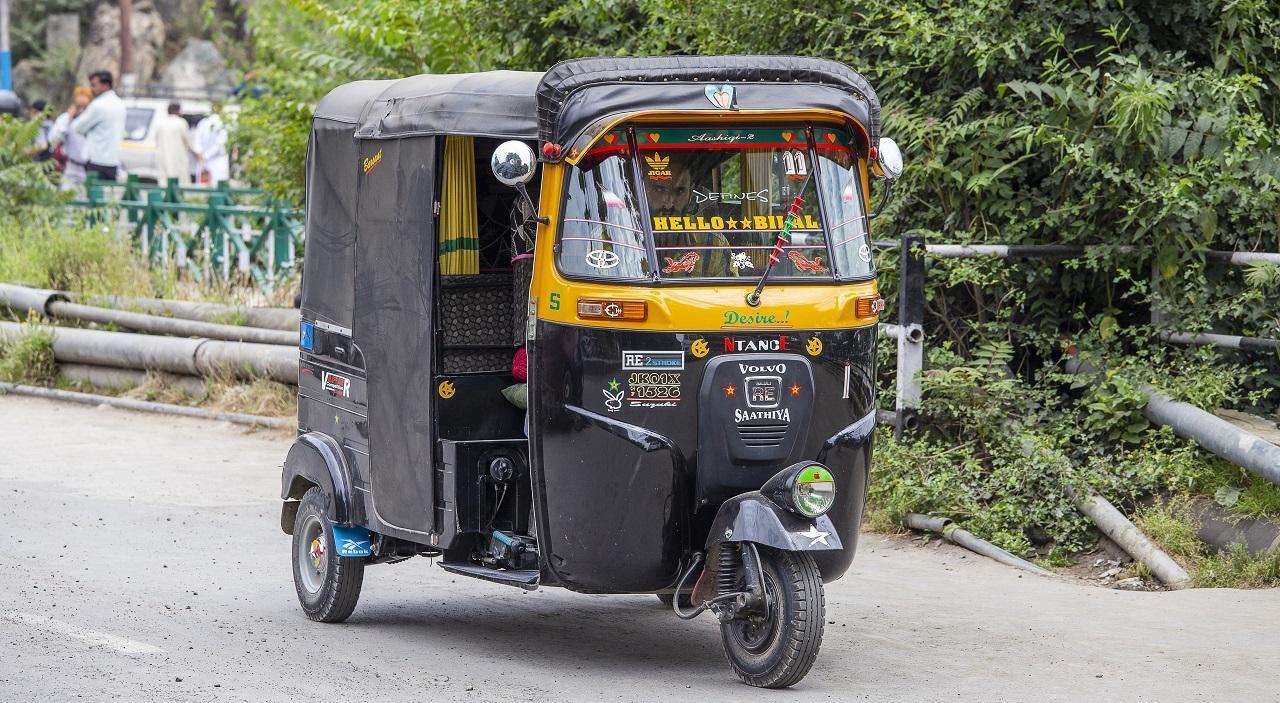 Maharashtra: Man drives autorickshaw on foot overbridge to cross highway lanes, video goes viral