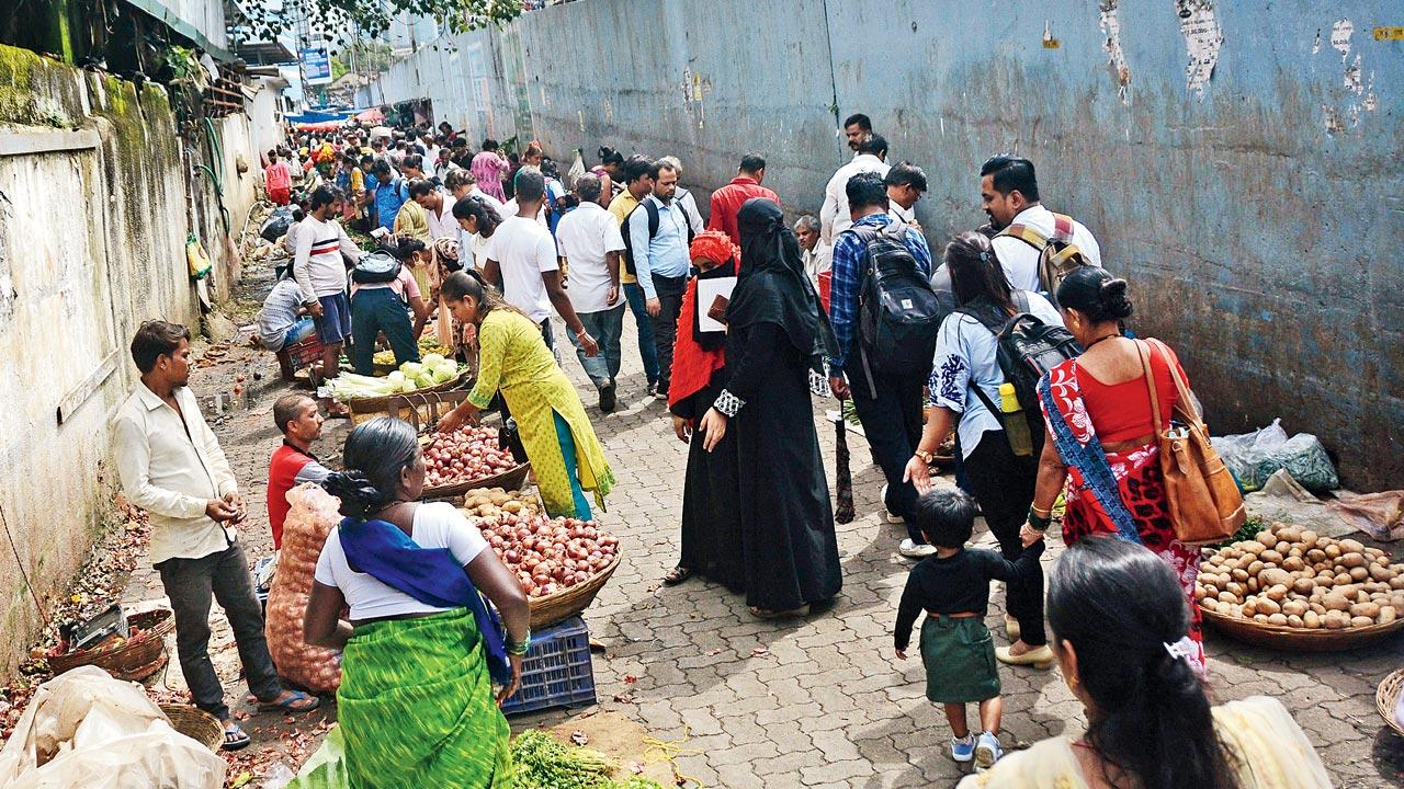 August 22: Hawkers return to streets outside Dadar station, on Monday. Pic/Sayyed Sameer Abedi