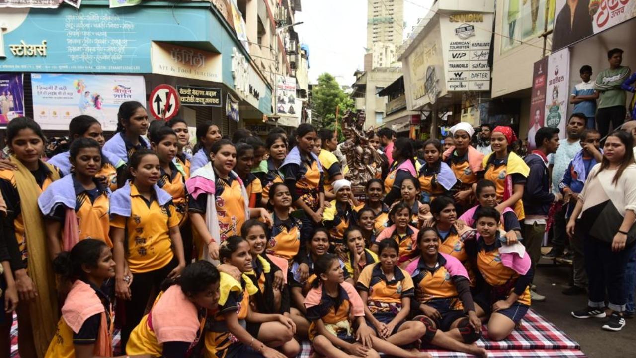 Dahi handi celebration at Dadar in Mumbai. Pic/Atul Kamble