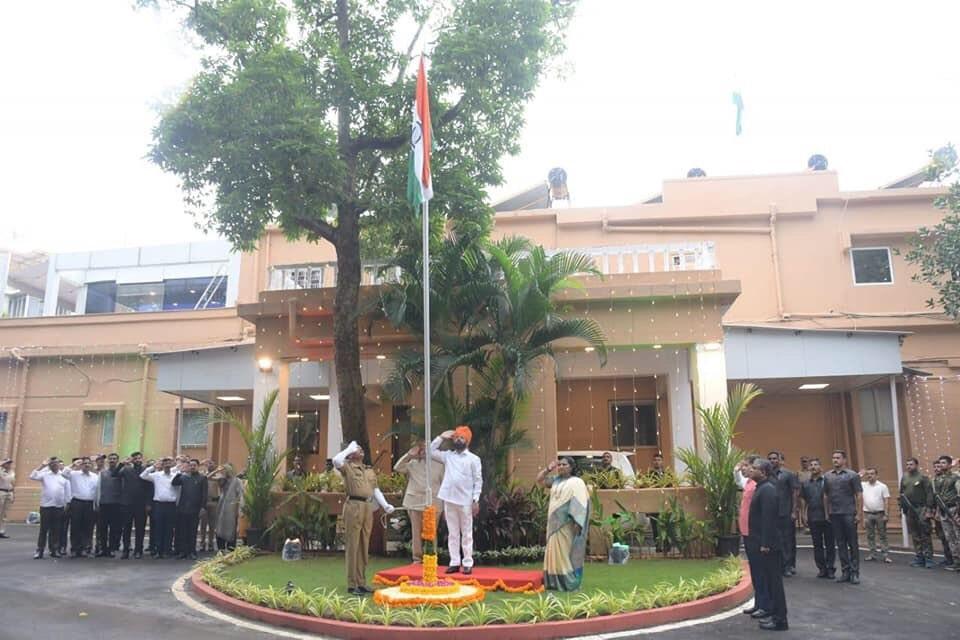 Chief Minister Eknath Shinde hoisted the flag at Mantralaya on Monday morning. Pic/Official Twitter handle