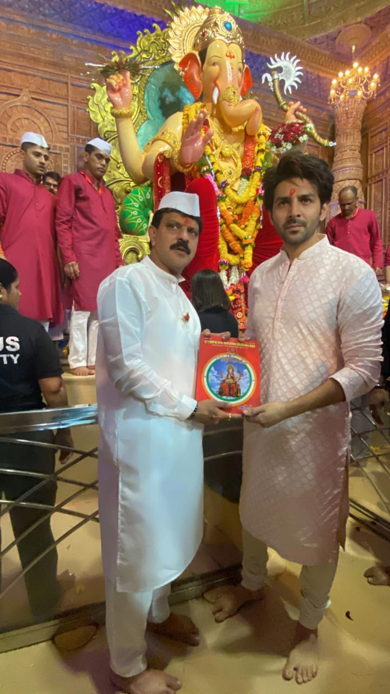 After two years of hiatus, the country is finally celebrating Ganeshotsav on a large scale. Bollywood actor Kartik Aaryan visited Lalbaugcha Raja on Vinayak Chaturthi