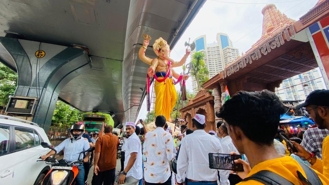 With just nine days left, devotees on Sunday carry Ganesh murtis to the pandal ahead of the festival in Mumbai. Pic/Shadab Khan