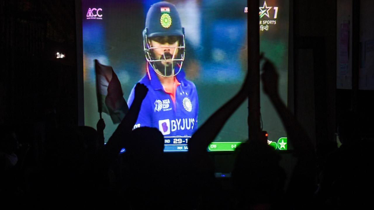 People cheer as they watch the Asia Cup 2022 cricket match between India and Pakistan on a big screen, in Mumbai. Photo/PTI