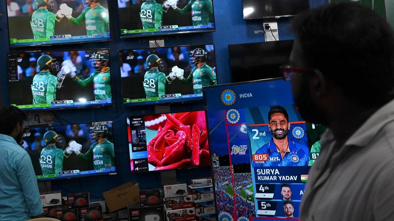 Team India fans check the TV screens for the Asia Cup 2022 encounter between India and Pakistan. Photo/AFP