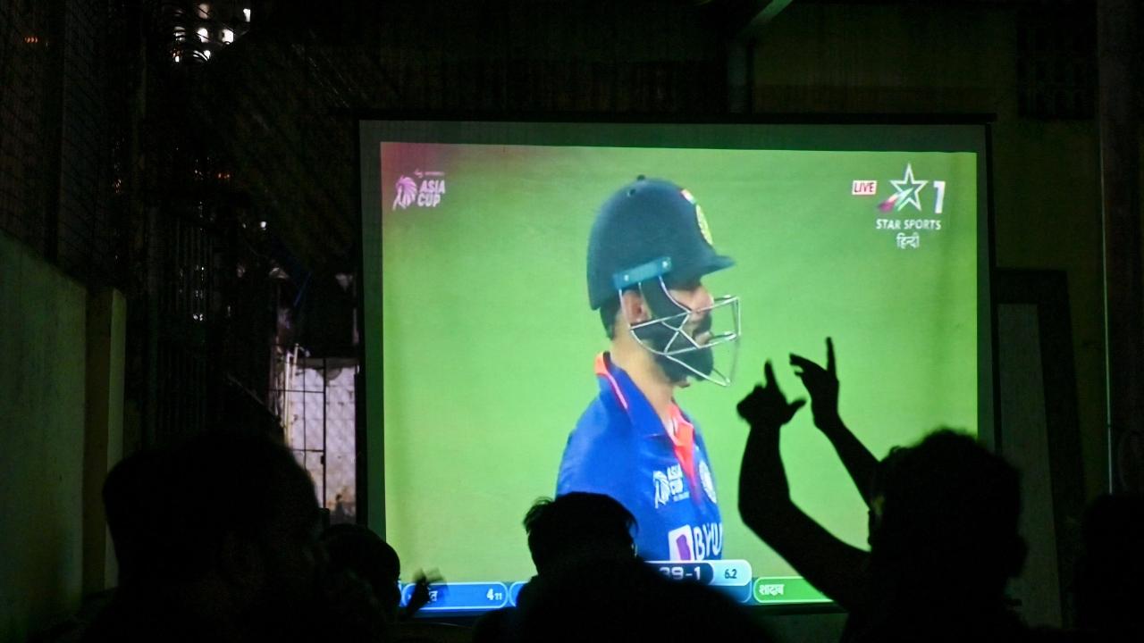 Fans in Mumbai watch the live broadcast of the Asia Cup 2022 match between India and Pakistan in Dubai on a digital screen. Photo/AFP