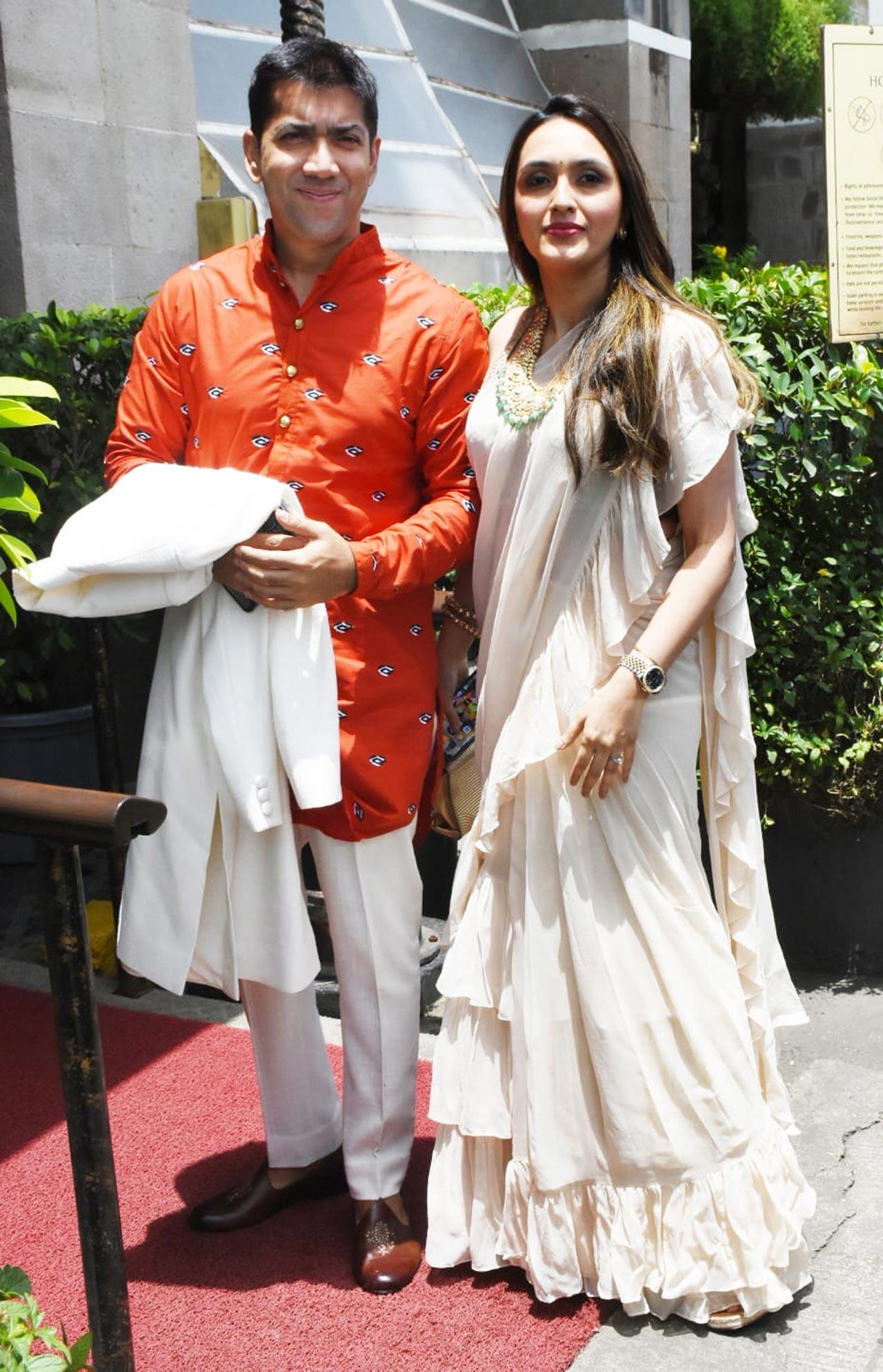 Rohit Dhawan also attended the ceremony with his wife Jaanvi Desai Dhawan. The duo posed for the paparazzi as they walked at the wedding together