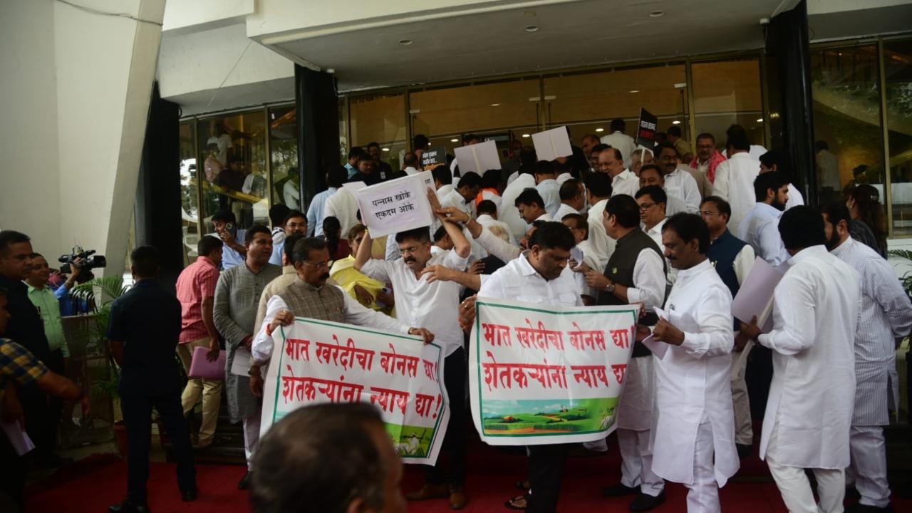 The leaders from different political parties were seen holding banners and posters, they also shouted slogans during the protest. Pic/ Pradeep Dhivar